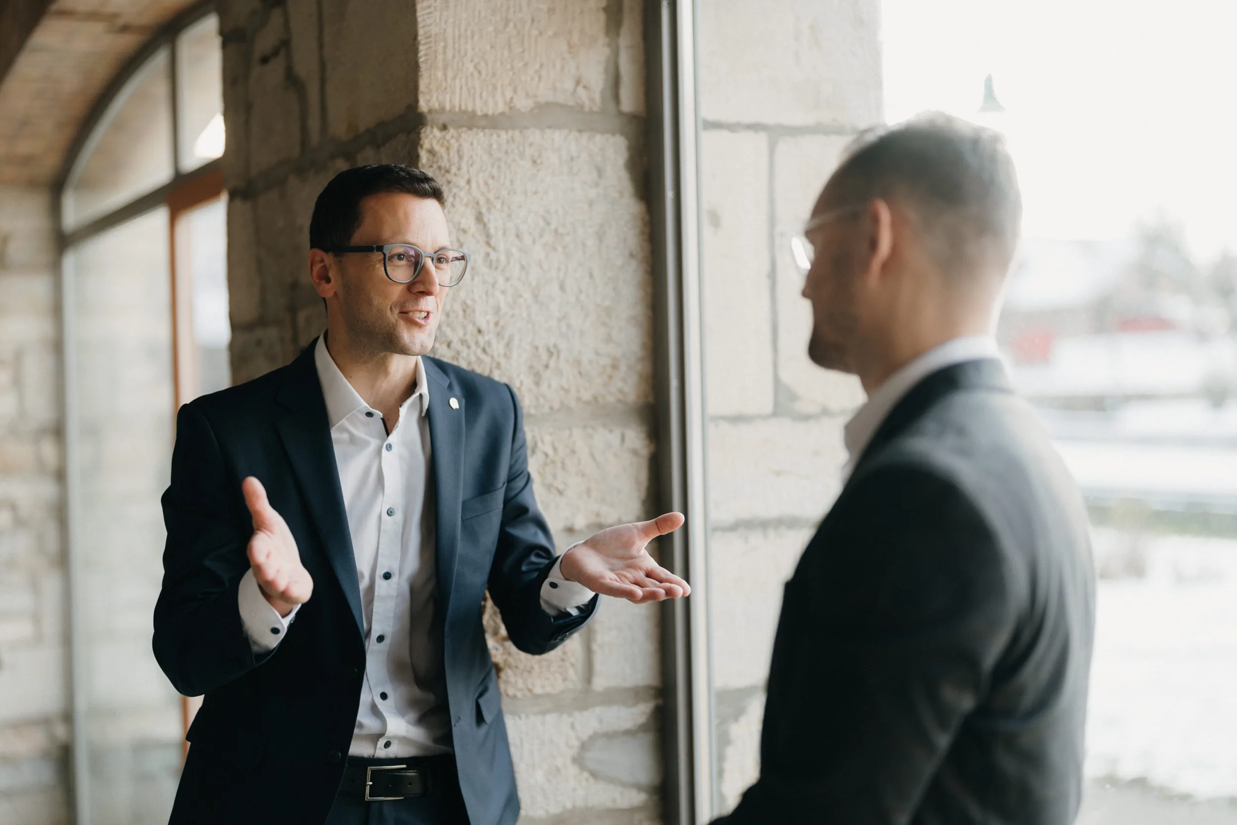 Michael Schmid im Gespräch am Fenster