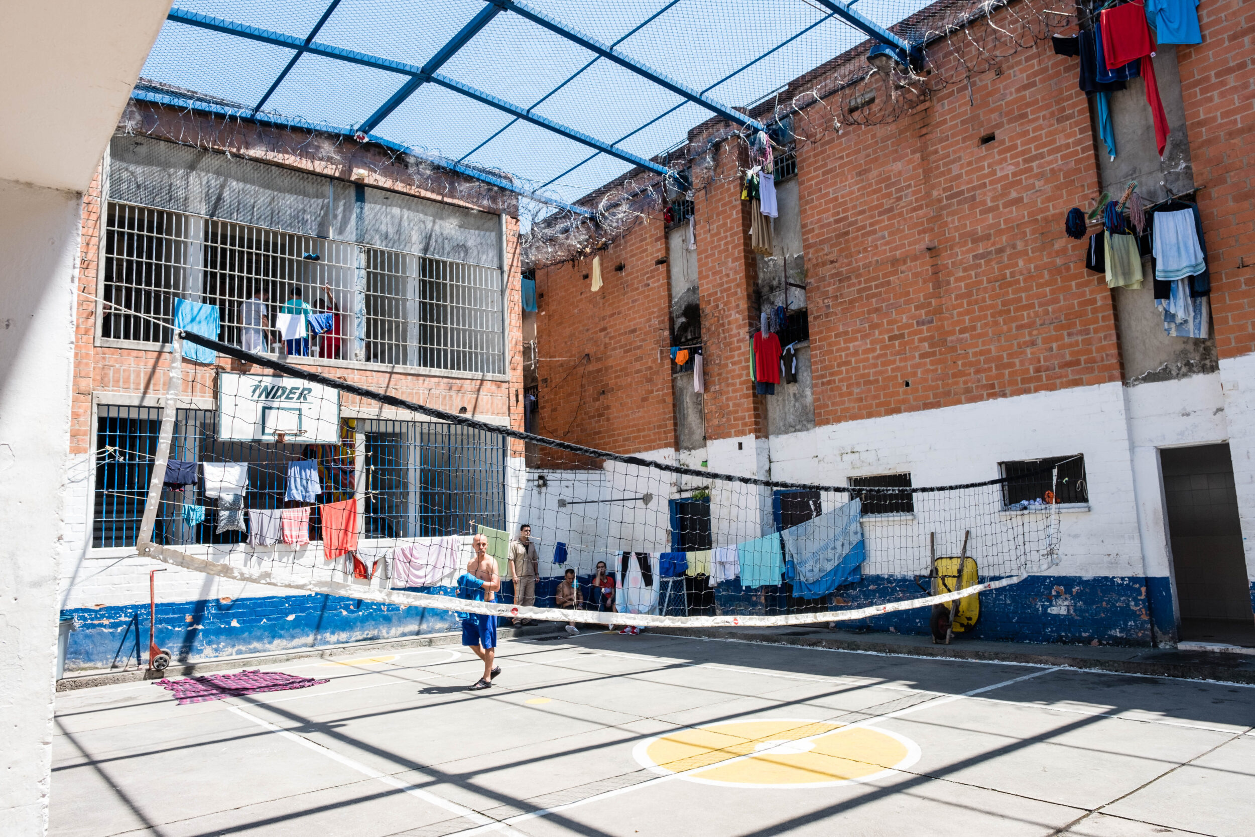 Innenhof APAC Gefaengnis in Kolumbien